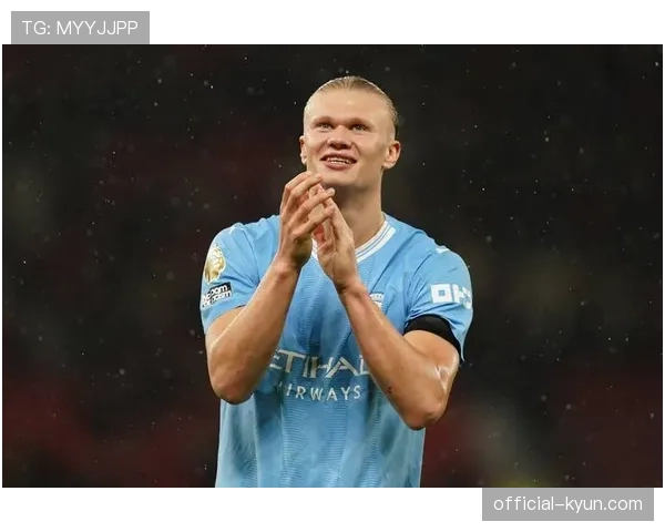 球员社交媒体分享：哈兰德巴黎游玩照片引发关注，展现足球运动员假期生活一面