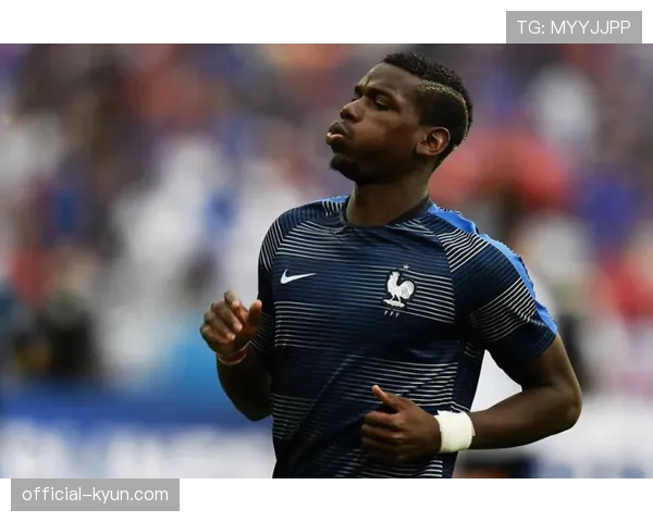 场边镜头:看台上的弗格森与温格并肩观战曼彻斯特德比 场边镜头:看台上的弗格森与温格并肩观战曼彻斯特德比